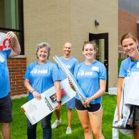 Alumni volunteer at Move-In